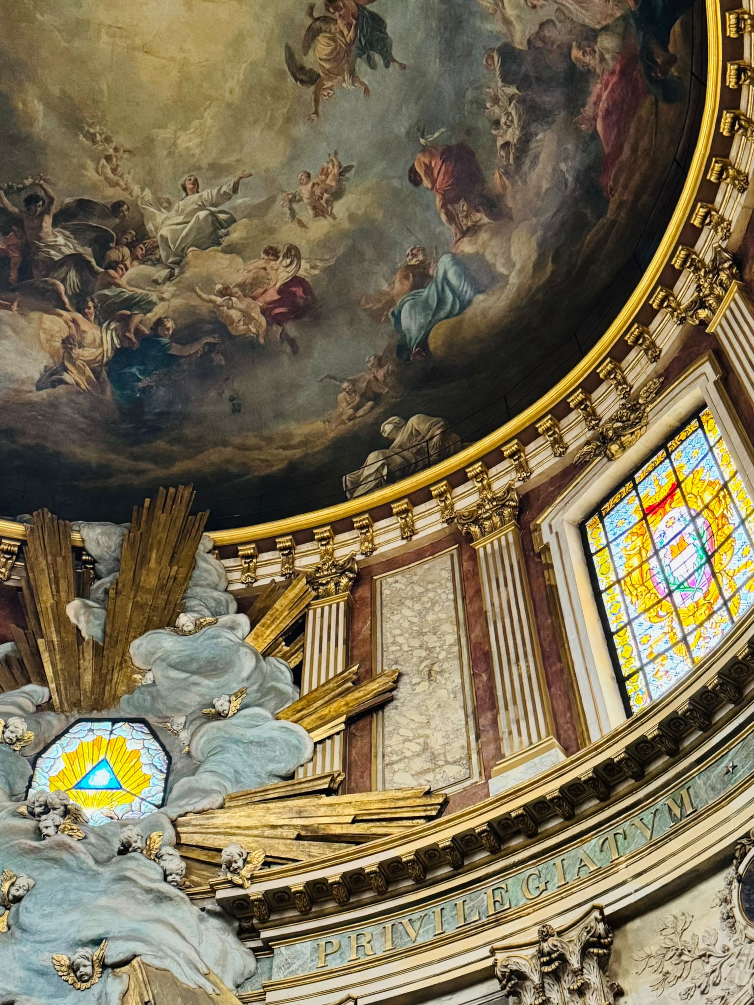 Plafond peint et vitrail d'une salle prestigieuse