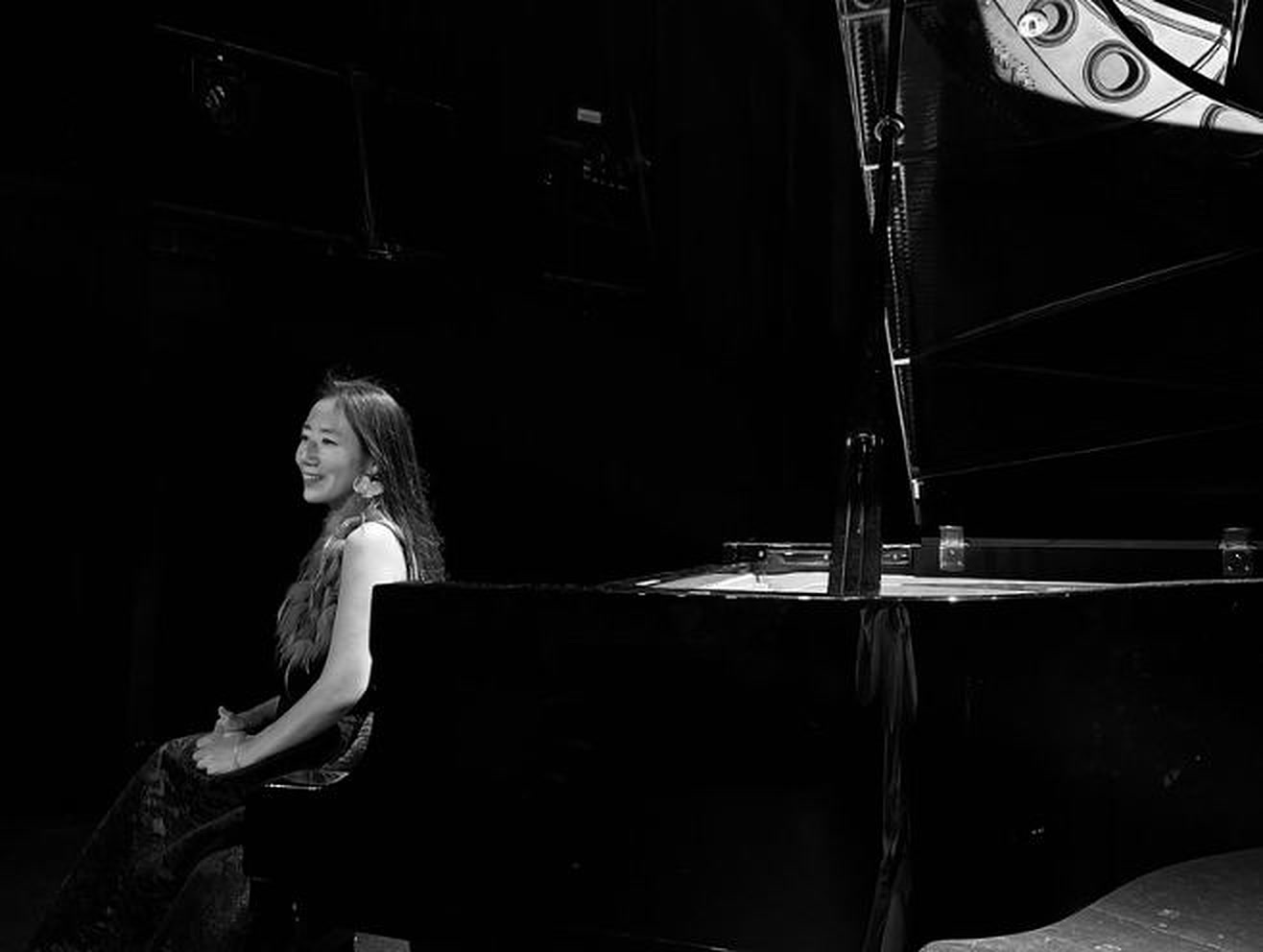 Mi-Young Lee souriante au piano, en coulisses