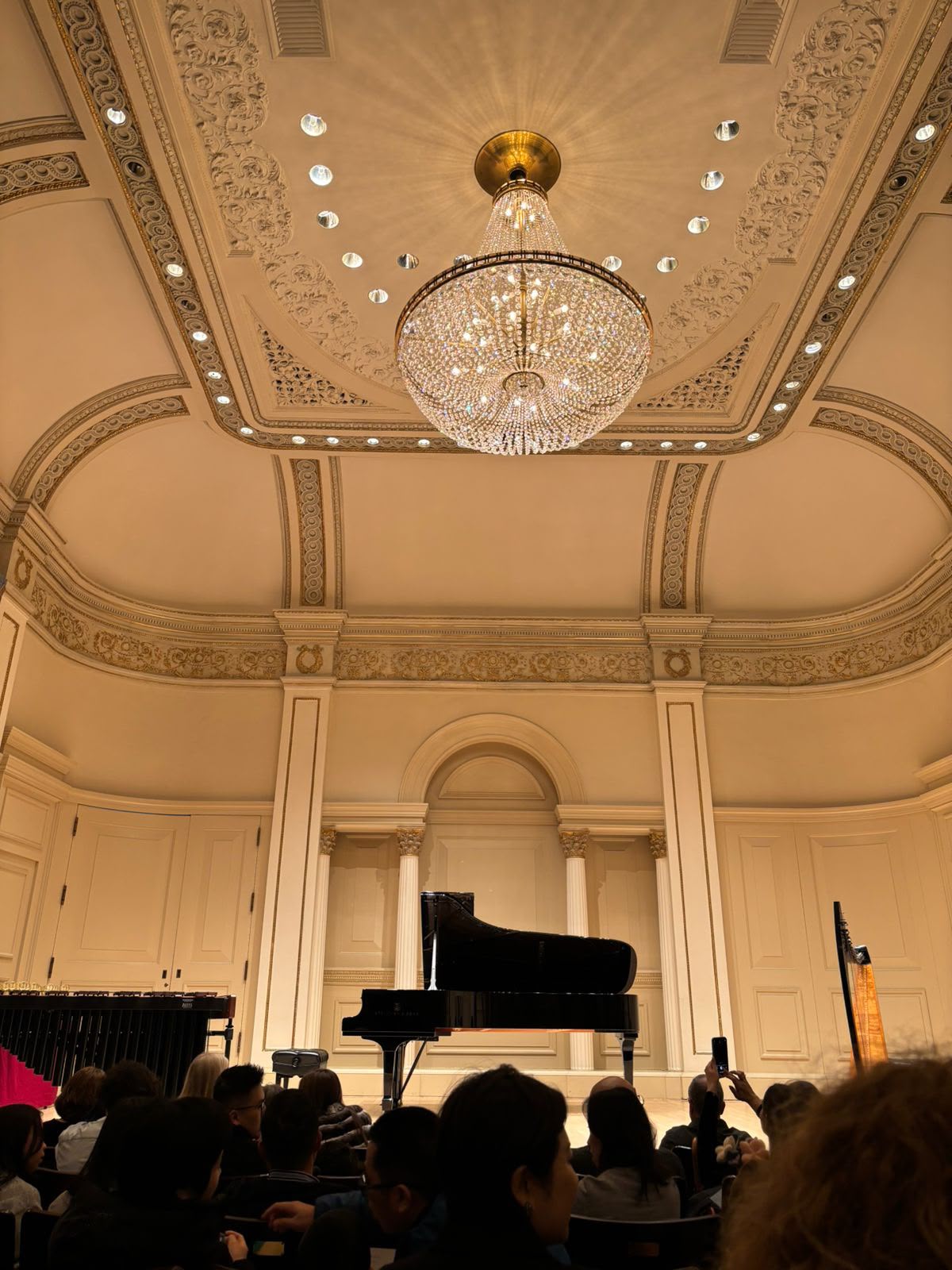 Lustre et scène d'une salle de concert