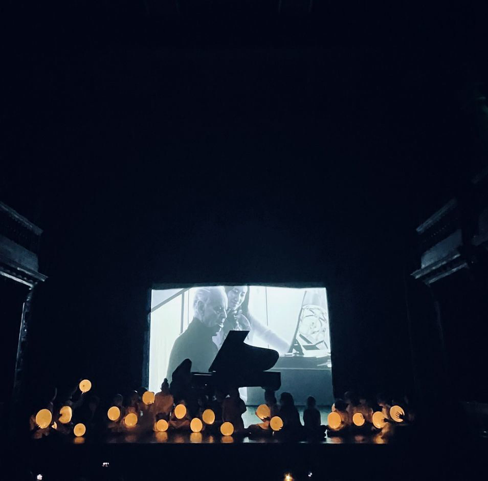 Projection et bougies pendant un concert